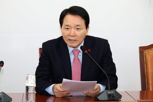 성일종 국민의힘 정책위의장이 24일 국회에서 설 민심 관련 기자간담회를 하고 있다. 공동취재=연합뉴스.